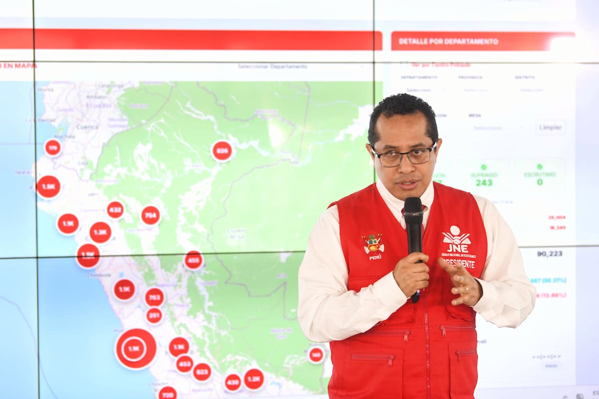 AME9586. LIMA (PERÚ), 07/06/2026.- Fotografía tomada de la cuenta de X @JNE_Peru del Jurado Nacional de Elecciones de Perú de su presidente, Roberto Burneo, durante una declaración a la prensa donde niega "cualquier narrativa de fraude" en la segunda vuelta presidencial disputada entre la derechista Keiko Fujimori y el izquierdista Roberto Sánchez este domingo, en Lima (Perú). EFE/ @JNE_Peru /SOLO USO EDITORIAL/NO VENTAS/ SOLO DISPONIBLE PARA ILUSTRAR LA NOTICIA QUE ACOMPAÑA (CRÉDITO OBLIGATORIO)