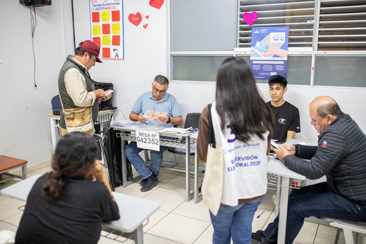AME9563. LIMA (PERÚ), 07/06/2026.- Jurados de votación realizan el conteo de votos este domingo, en Lima (Perú). EFE/ Renato Pajuelo