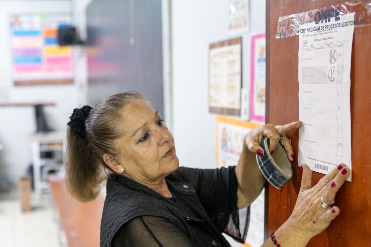 AME9563. LIMA (PERÚ), 07/06/2026.- Una jurado de votación pega los resultados de su puesto tras el cierre de las votaciones este domingo, en Lima (Perú). EFE/ Renato Pajuelo