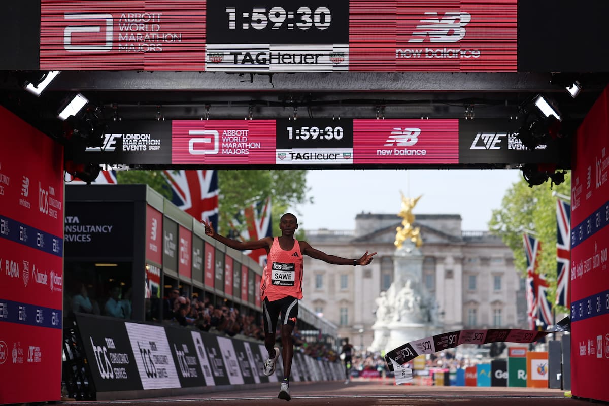 El atleta keniano Sabastian Sawe, en el momento de ganar el maratón de Londres, con récord del mundo incluido. EFE/EPA/NEIL HALL