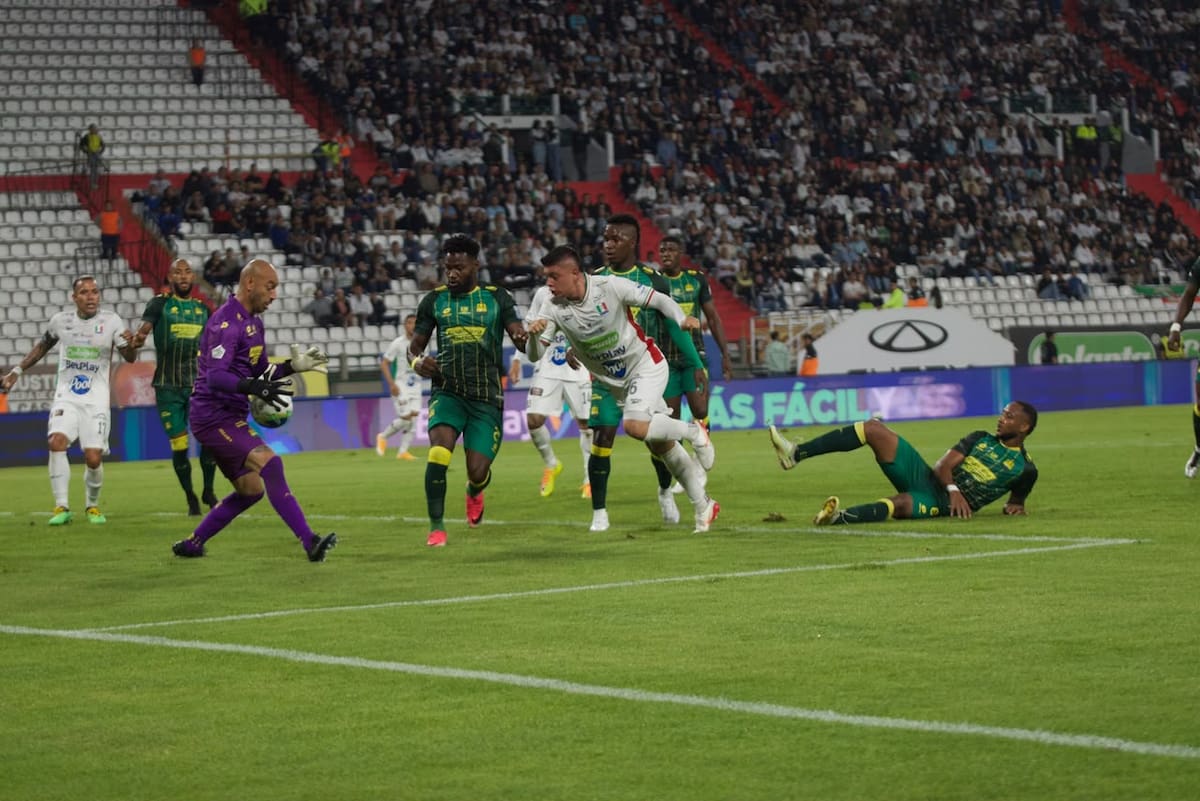 ¡El Leopardo está imparable! Atlético Bucaramanga goleó al Once Caldas y lleva 10 partidos invicto. Foto: Santiago Álvarez / Colprensa