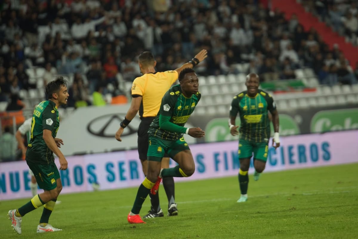 ¡El Leopardo está imparable! Atlético Bucaramanga goleó al Once Caldas y lleva 10 partidos invicto. Foto: Santiago Álvarez / Colprensa