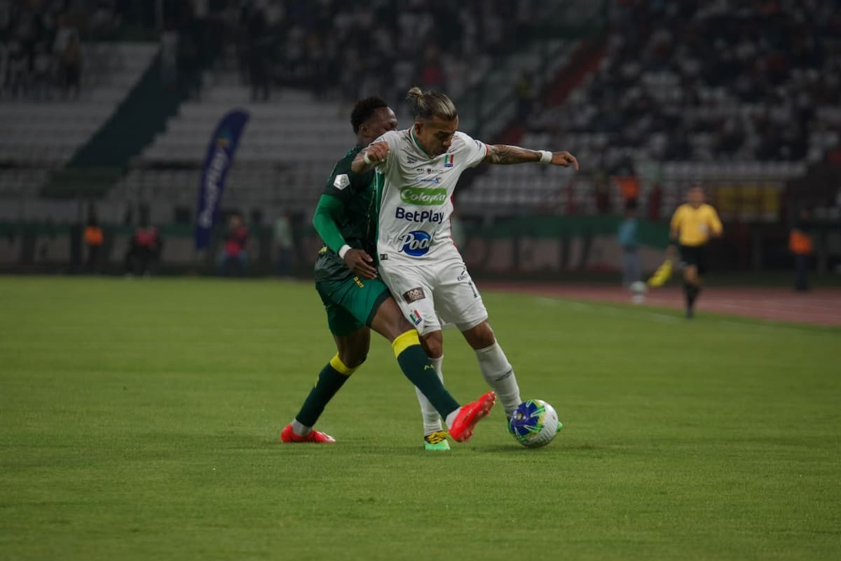 ¡El Leopardo está imparable! Atlético Bucaramanga goleó al Once Caldas y lleva 10 partidos invicto. Foto: Santiago Álvarez / Colprensa
