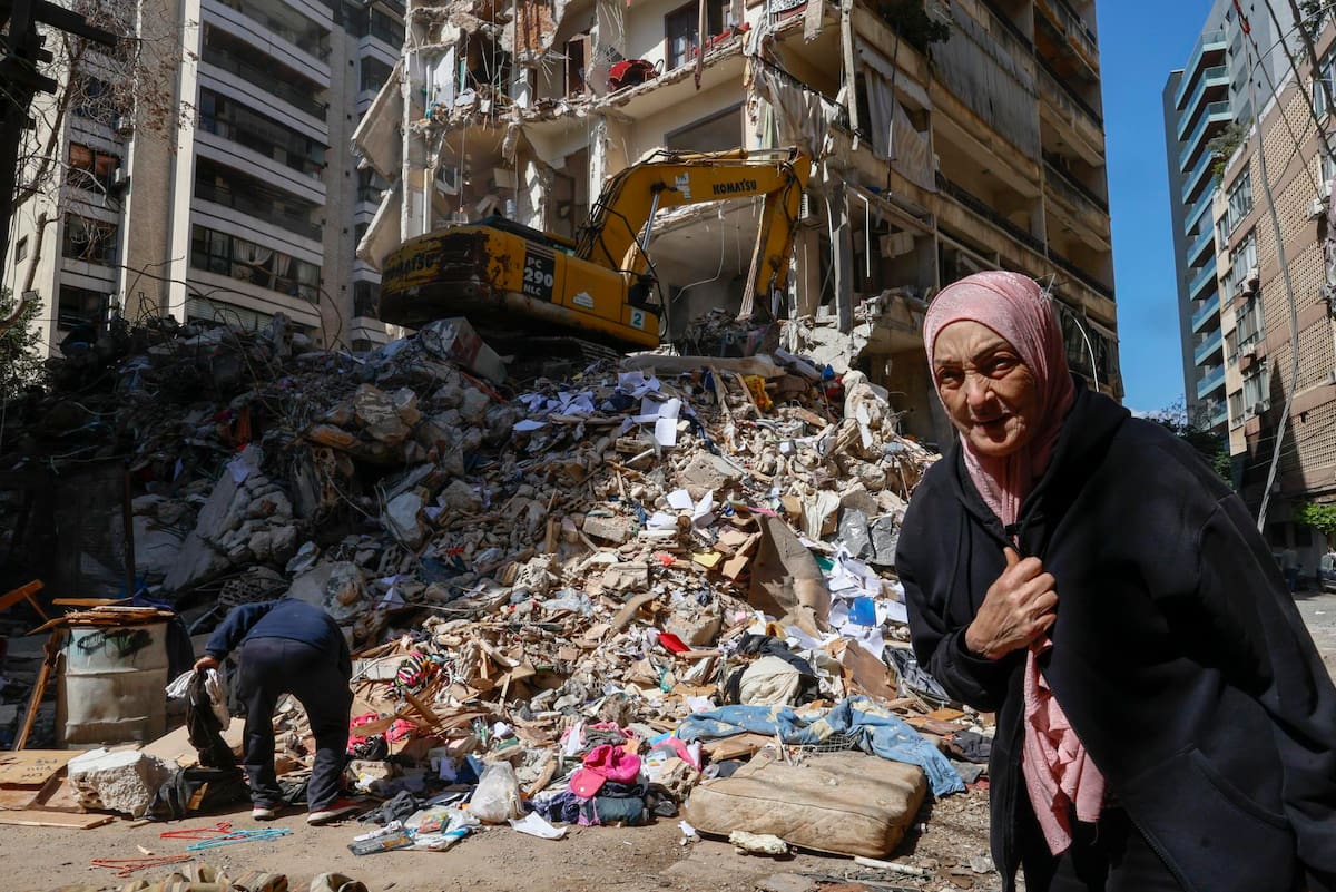 Una mujer camina este jueves junto a un edificio residencial destruido por un ataque aéreo israelí en el barrio Ain Mreisseh de Beirut. EFE/EPA/WAEL HAMZEH