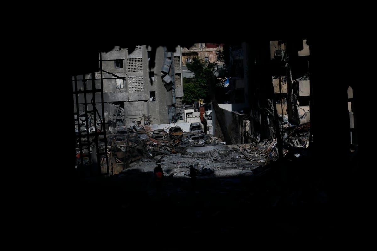 Una mujer camina este jueves junto a un edificio residencial destruido por un ataque aéreo israelí en el barrio Ain Mreisseh de Beirut. EFE/EPA/WAEL HAMZEH