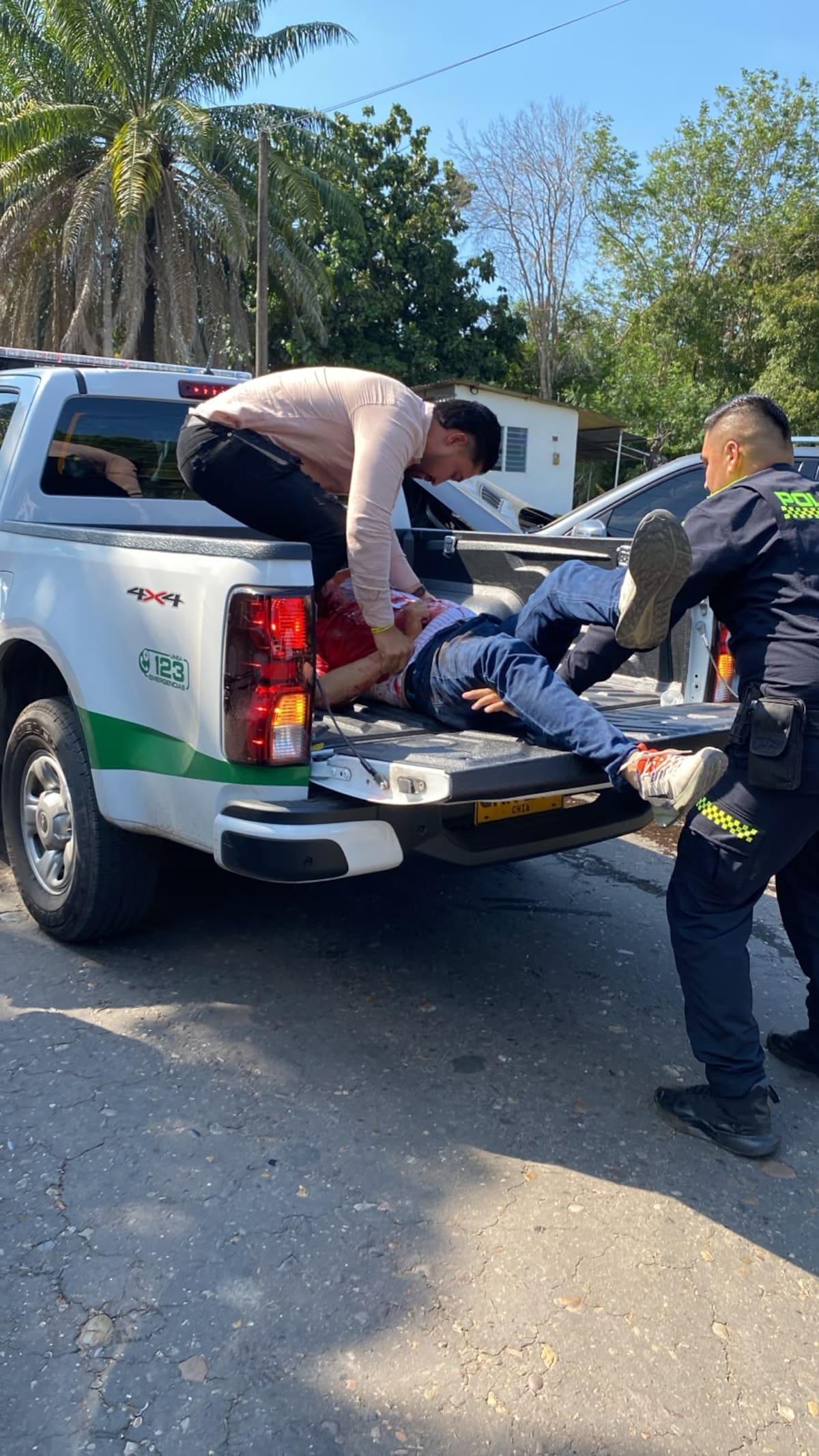 El líder comunitario fue atacado a tiros cuando se movilizaba en una camioneta.
