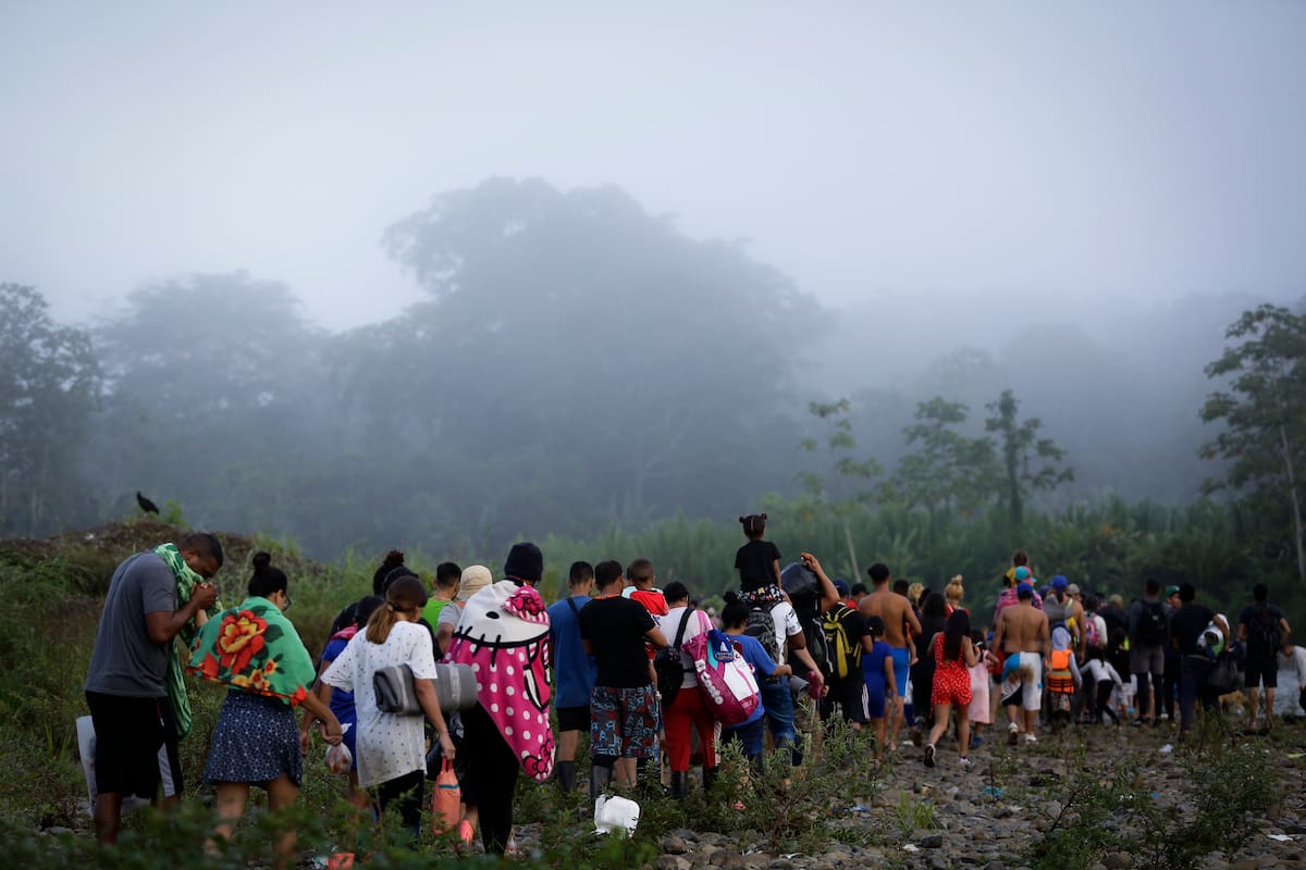ACOMPAÑA CRÓNICA: CRISIS MIGRATORIA - AME5486. BAJO CHIQUITO (PANAMÁ), 18/10/2022.- Migrantes hacen fila para ser enviados a una estación de recepción migratoria (ERM) de San Vicente en Metetí, el 14 de octubre de 2022, en el pueblo de Bajo Chiquito (Panamá). Bajo Chiquito es el primer pueblo panameño al que arriban los migrantes irregulares tras atravesar el Tapón del Darién, la peligrosa frontera que divide a Panamá y Colombia. La selva del Darién es considerada una de las rutas migratorias más peligrosas del mundo, tanto por su propio entorno salvaje como por la presencia de grupos armados y del crimen organizado que la ha utilizado durante décadas para el tráfico ilegal de drogas, armas y personas. EFE/ Bienvenido Velasco
