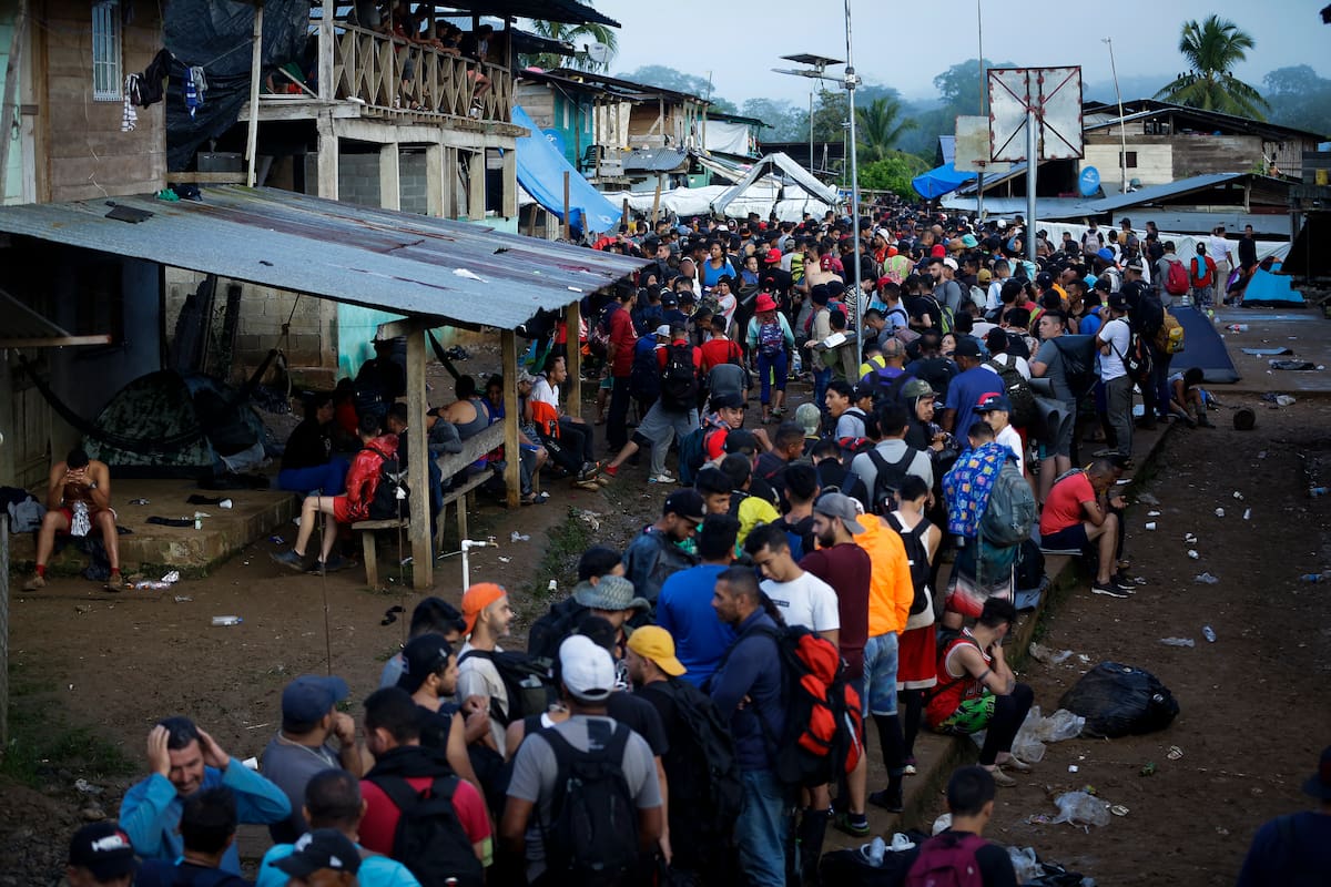 ACOMPAÑA CRÓNICA: CRISIS MIGRATORIA - AME5486. BAJO CHIQUITO (PANAMÁ), 18/10/2022.- Migrantes hacen fila para ser enviados a una estación de recepción migratoria (ERM) de San Vicente en Metetí, el 14 de octubre de 2022, en el pueblo de Bajo Chiquito (Panamá). Bajo Chiquito es el primer pueblo panameño al que arriban los migrantes irregulares tras atravesar el Tapón del Darién, la peligrosa frontera que divide a Panamá y Colombia. La selva del Darién es considerada una de las rutas migratorias más peligrosas del mundo, tanto por su propio entorno salvaje como por la presencia de grupos armados y del crimen organizado que la ha utilizado durante décadas para el tráfico ilegal de drogas, armas y personas. EFE/ Bienvenido Velasco