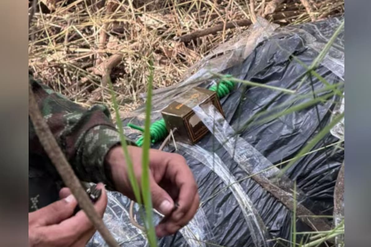 El material explosivo fue localizado durante un operativo contra estructuras armadas ilegales.