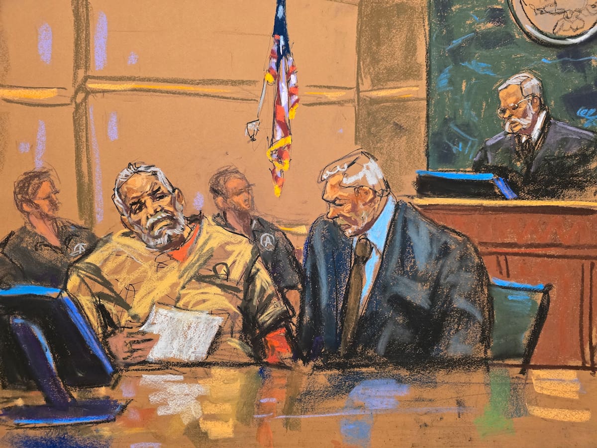 AME1390. NUEVA YORK (ESTADOS UNIDOS), 20/07/2026.- Fotografía de un dibujo realizado por la artista Jane Rosenberg donde aparece el narcotraficante mexicano Ismael 'El Mayo' Zambada (i), el abogado Frank A. Pérez (c); y el juez a cargo del caso, Brian Cogan (d), durante la audiencia de lectura de la condena a cadena perpetua tras ser hallado culpable de tráfico de cocaína y fentanilo por la Justicia estadounidense este lunes en Nueva York (Estados Unidos). EFE/ Jane Rosenberg