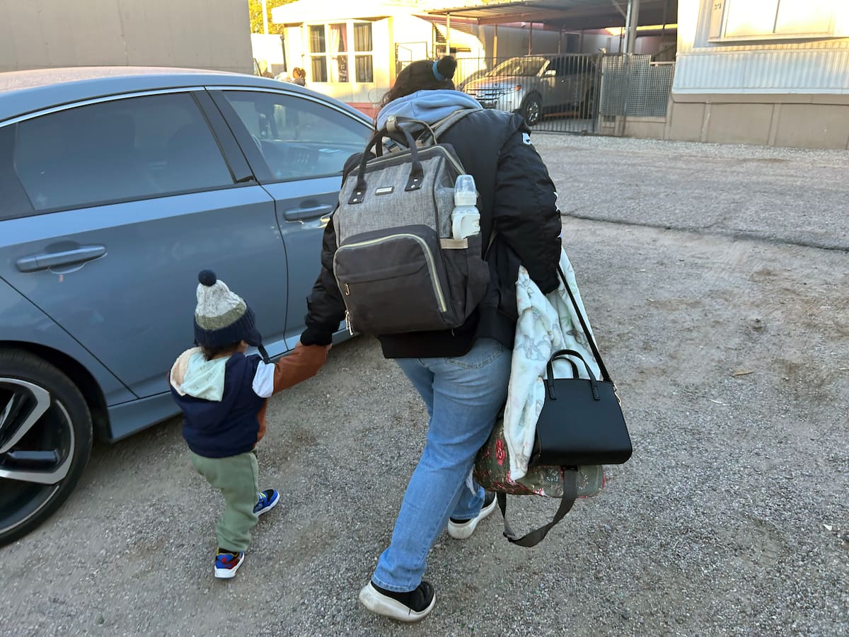 La inmigrante colombiana Yarlidis Goez-Santos y su hijo salen de su casa para el viaje de la autodeportación hacia su país de origen este martes, en Tucson, Arizona (EE.UU.).