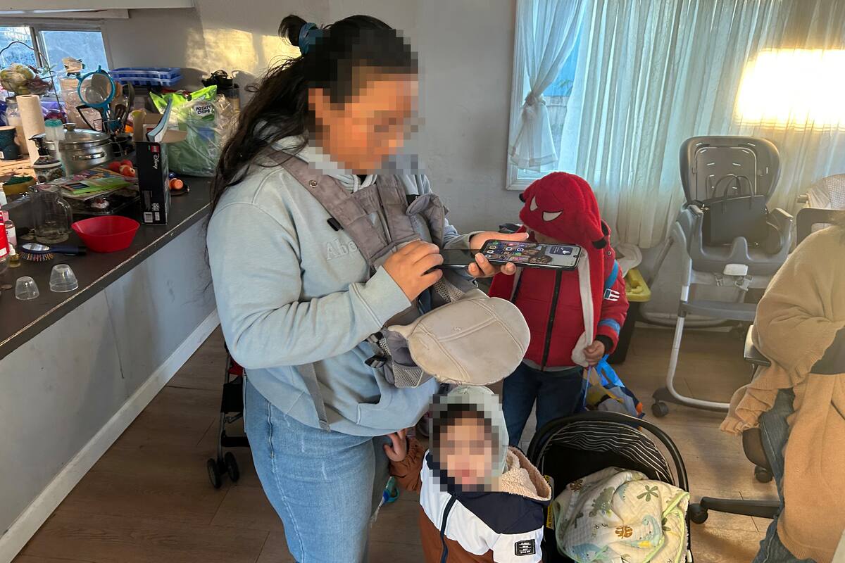 La inmigrante colombiana Yarlidis Goez-Santos se prepara para el viaje de la autodeportación hacia su país de origen este martes, en Tucson, Arizona (EE.UU.).