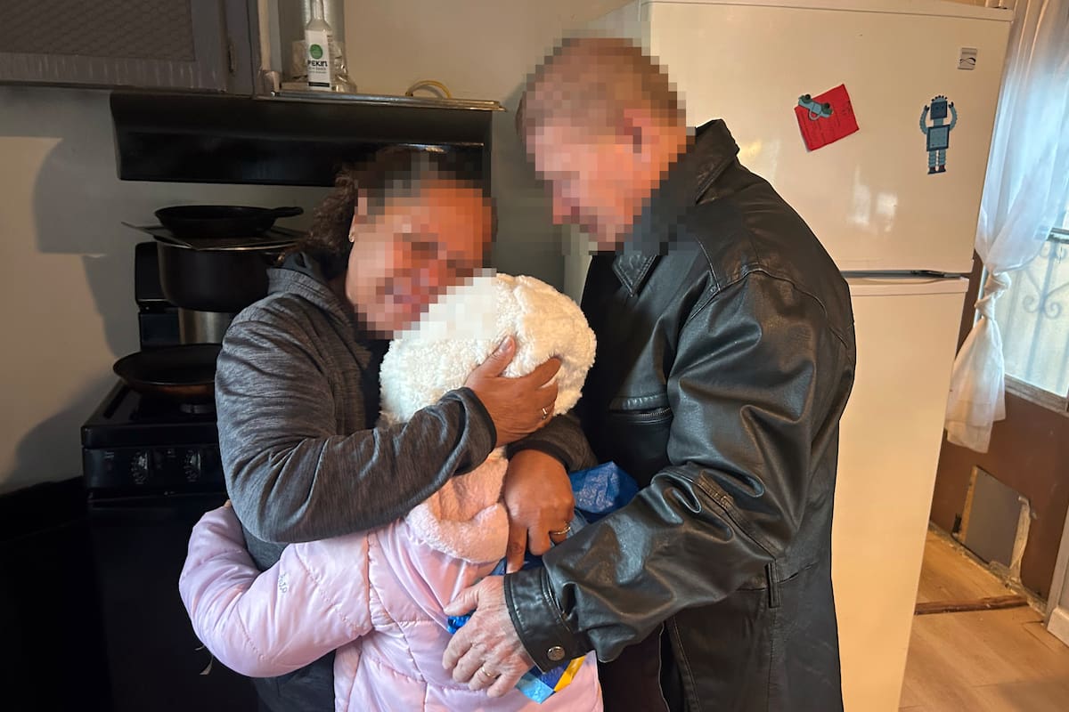 La colombiana Iveth Rubio abraza a su nieta acompañada por un amigo de la familia antes del viaje de la autodeportación hacia su país de origen este martes, en Tucson, Arizona (EE.UU.).