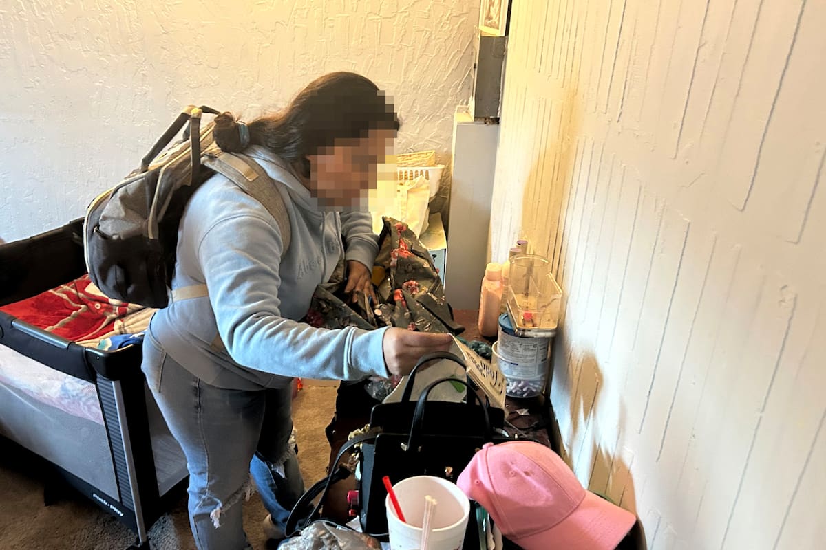 La inmigrante colombiana Yarlidis Goez-Santos recoge sus cosas preparándose para el viaje de la autodeportación hacia su país de origen este martes, en Tucson, Arizona (EE.UU.).