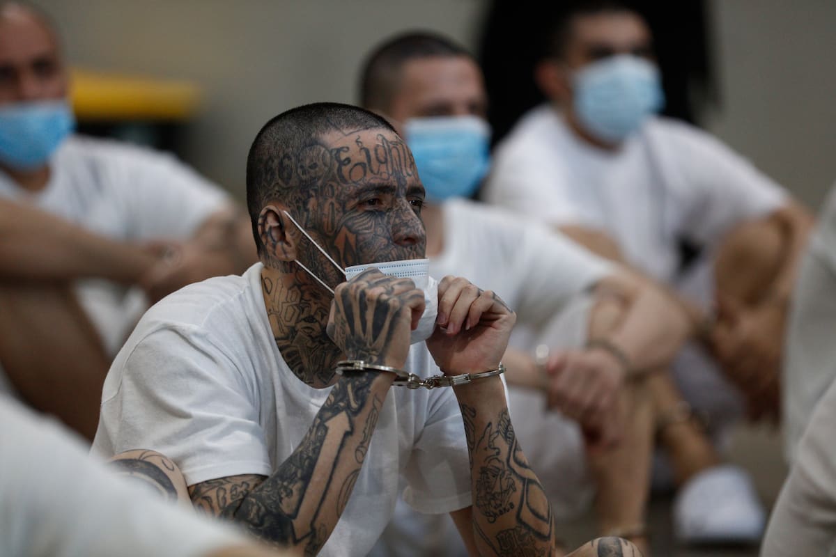 AME5683. TECOLUCA (EL SALVADOR), 04/04/2025.- Fotografía de un recluso en el Centro de Confinamiento del Terrorismo (Cecot) este viernes, en Tecoluca (El Salvador). El titular del Ministerio de Justicia y Paz de Costa Rica, Gerald Campos Valverde, recorrió el Cecot, cárcel de máxima seguridad de El Salvador símbolo de la guerra contra las pandillas del presidente Nayib Bukele, como parte de una visita oficial al país centroamericano. EFE/ Rodrigo Sura