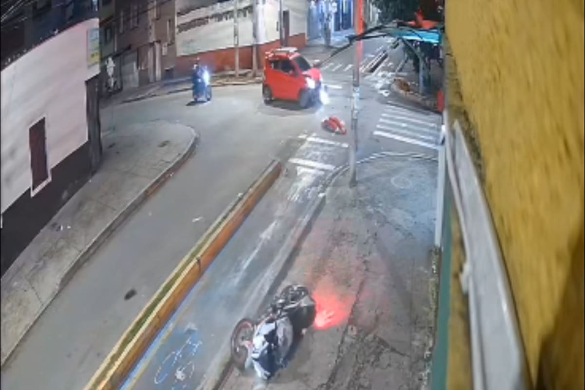 El momento del impacto quedó grabado por una cámara de seguridad en el barrio Comuneros de Bucaramanga.