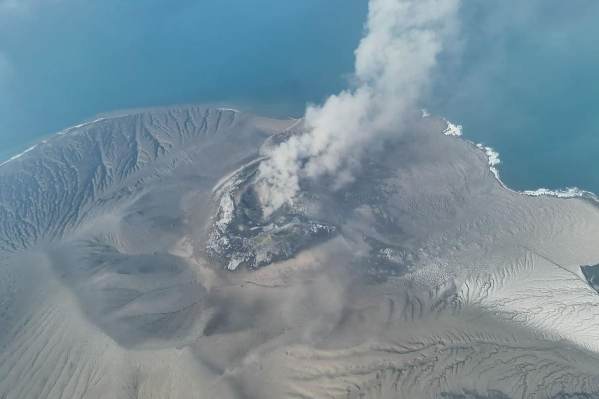 Una fotografía facilitada por la Agencia Geológica de Indonesia muestra una vista aérea del volcán Anak Krakatau. //EFE/INDONESIAN GEOLOGICAL AGENCY.