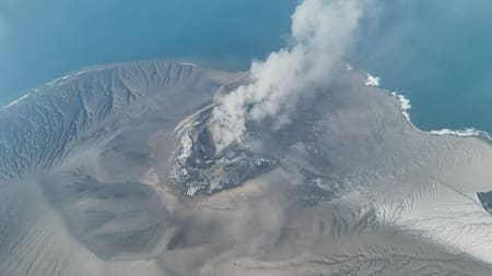 Volcán Anak Krakatoa entra en erupción y obliga a cerrar seis aeropuertos en Indonesia