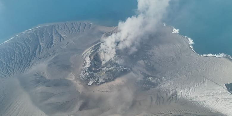 Volcán Anak Krakatoa entra en erupción y obliga a cerrar seis aeropuertos en Indonesia