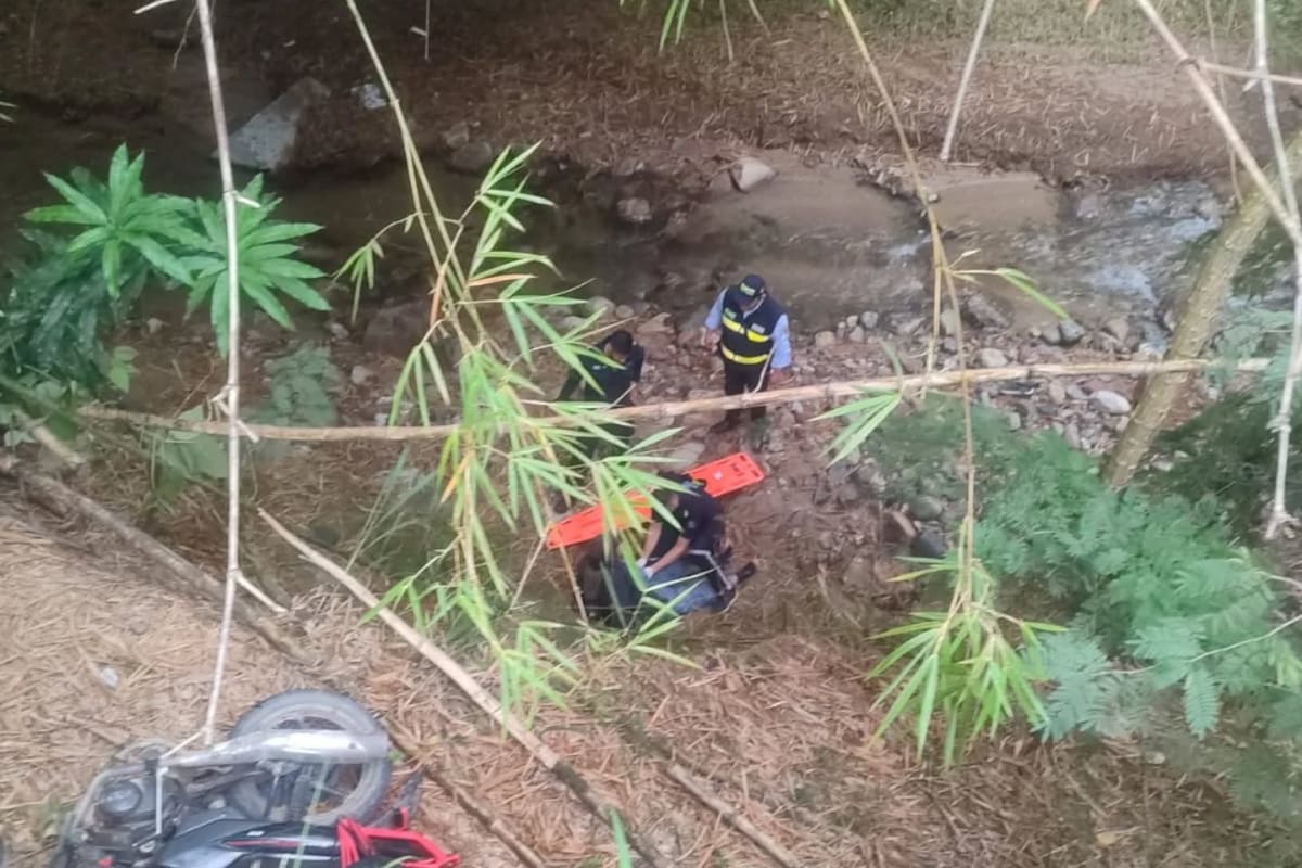 El motociclista cayó a un barranco cuando se movilizaba por el andén en el sector de La Turena.