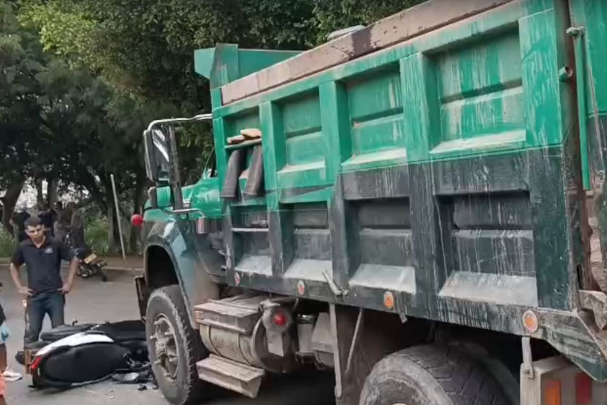 El motociclista falleció en el lugar tras quedar debajo del vehículo pesado.