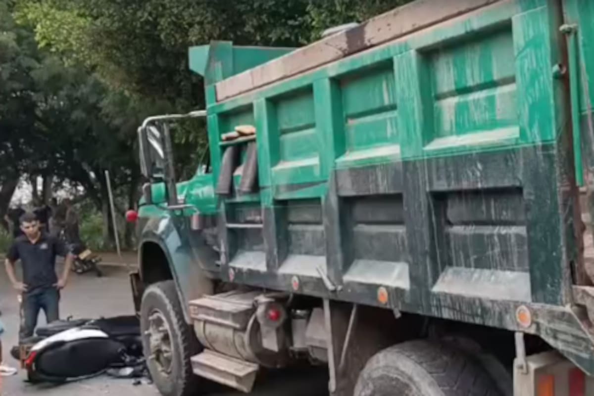 El motociclista falleció en el lugar tras quedar debajo del vehículo pesado.