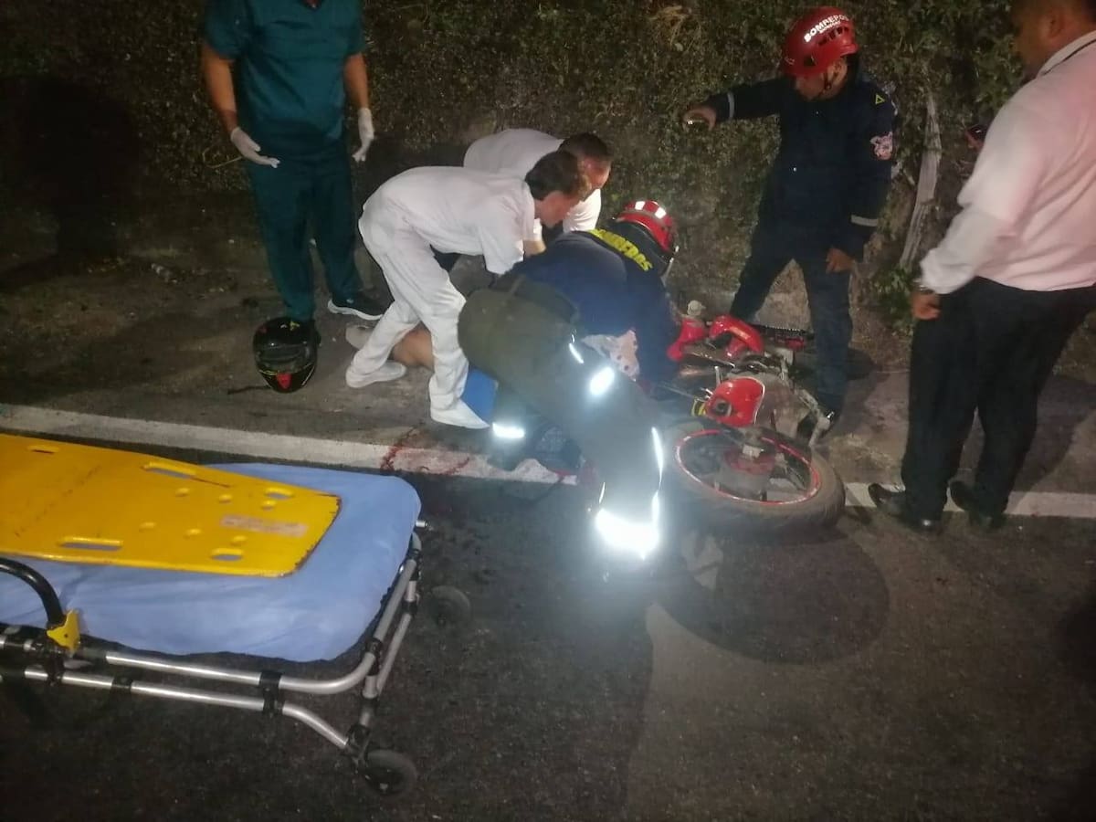 El motociclista fue trasladado inicialmente al Hospital San Antonio de Rionegro y luego remitido a Bucaramanga.