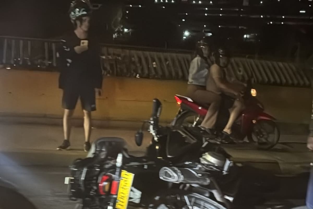 El motociclista quedó tendido sobre uno de los carriles exclusivos de Metrolínea tras el fuerte impacto.