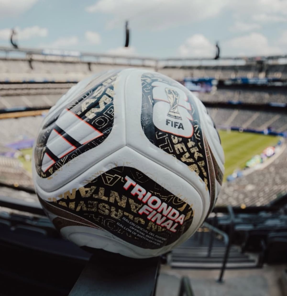 El nuevo esférico conserva las características técnicas utilizadas durante todo el campeonato, pero incorpora un diseño exclusivo para distinguir los encuentros de mayor importancia del torneo. Foto tomada de // Redes Sociales.