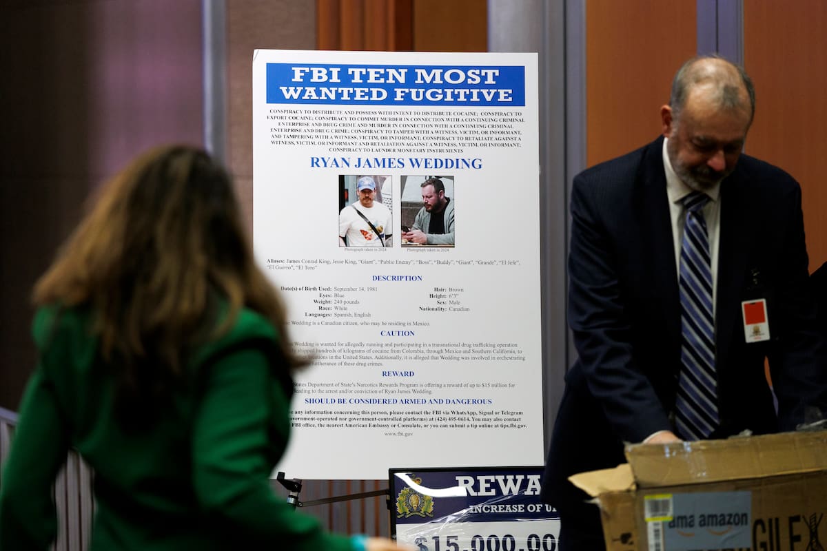 Foto de archivo de miembros del personal con un cartel de búsqueda de Ryan Wedding tras una conferencia de prensa en el Departamento de Justicia en Washington, DC, EE. UU., el 19 de noviembre de 2025. (Estados Unidos) EFE/WILL OLIVER