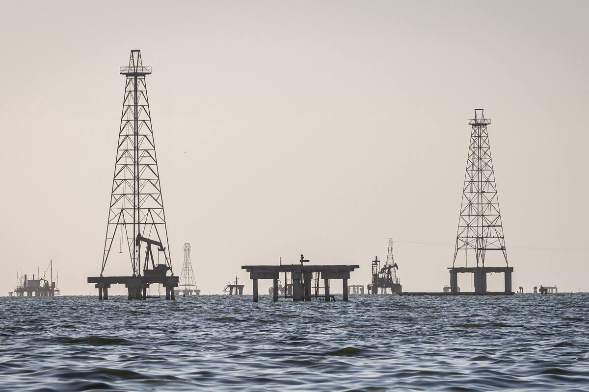 Fotografía de archivo del 24 de enero del 2025 donde se observan plataformas petroleras en el lago de Maracaibo (Venezuela). EFE/Henry Chirinos