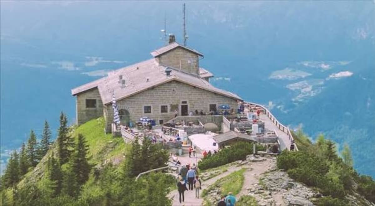 El ‘Nido del Águila’, refugio de Adolfo Hitler, funcionaba como restaurante y albergue de montaña durante la temporada de verano y albergaba una exposición sobre su pasado histórico.