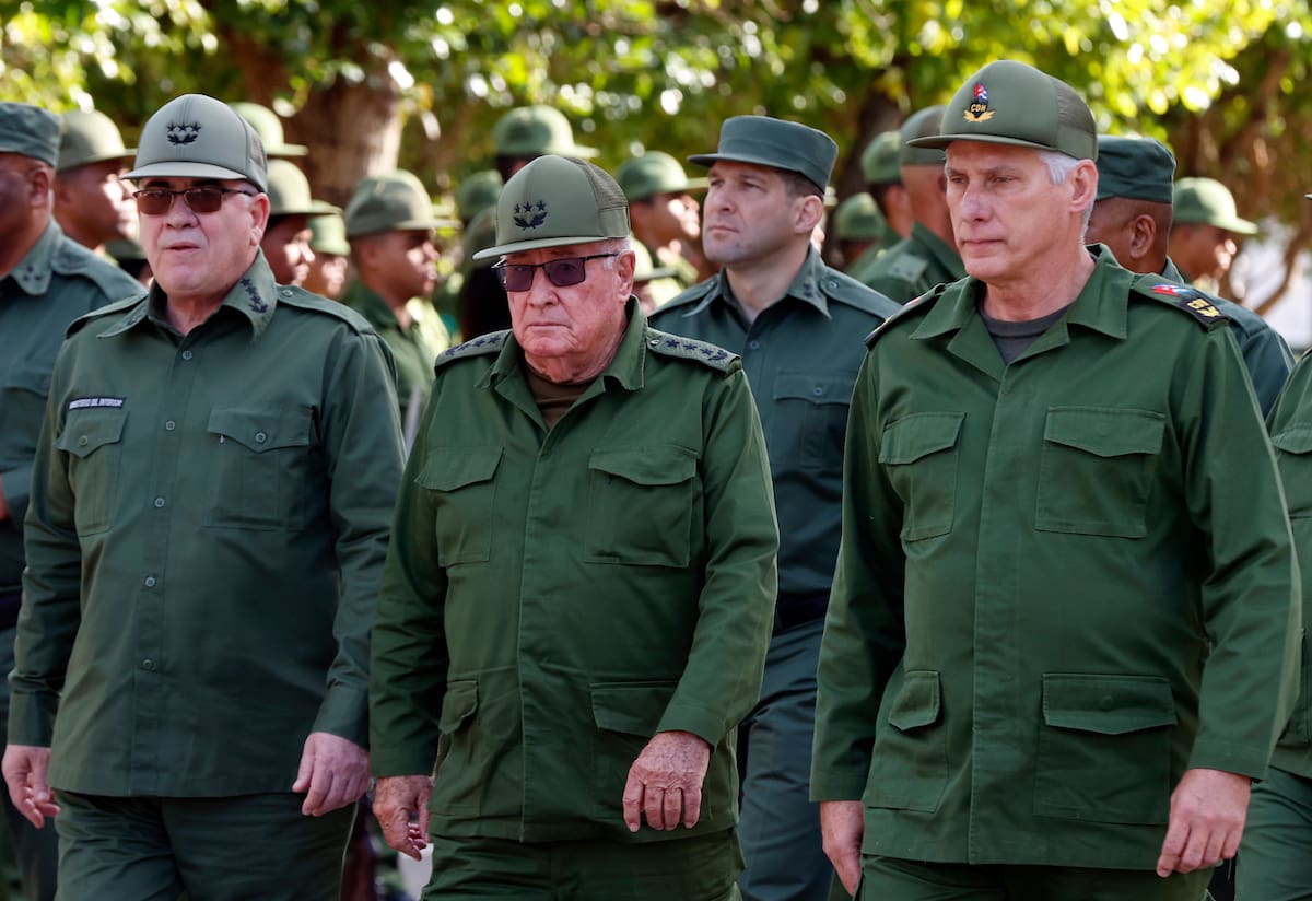 AME3645. LA HABANA (CUBA), 13/03/2026.- El nieto del expresidente Raúl Castro, Raúl Guillermo Rodríguez Castro (atrás), el presidente de Cuba, Miguel Diaz-Canel (d), el ministro del Interior, Lázaro Alberto Álvarez Casas (i) y el ministro de las Fuerzas Armadas de Cuba, Álvaro López Miera (c), asisten a un acto el 16 de enero de 2026 en el cementerio de Colon, en La Habana (Cuba). Rodríguez Castro, -según informaciones- en las negociaciones con EE.UU., ha sido este viernes por primera vez mostrado en la televisión estatal de la isla participando en dos citas gubernamentales clave. EFE/ Ernesto Mastrascusa