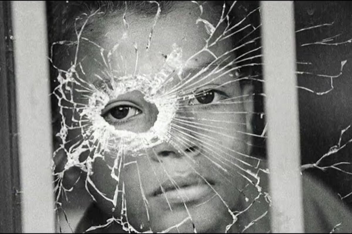 El niño en la ventana. Foto tomada de redes sociales/VANGUARDIA