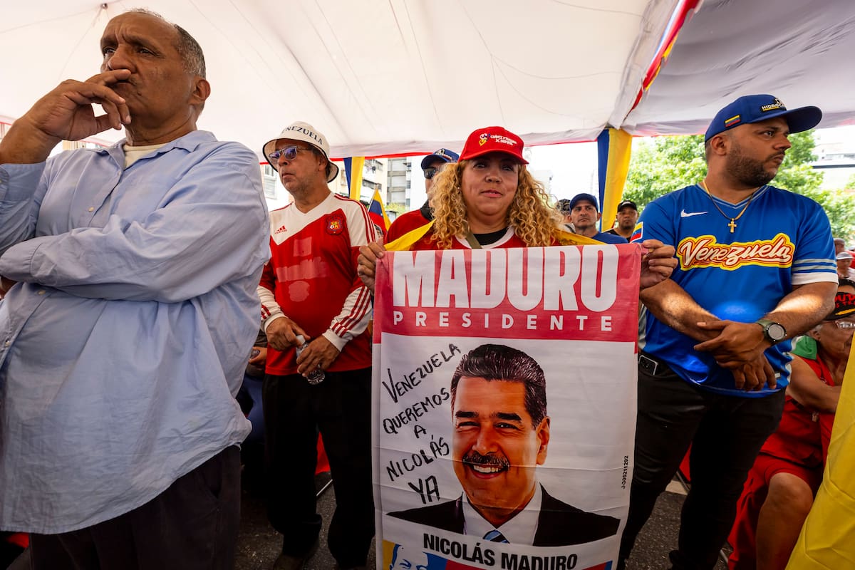 Una persona sostiene un cartel con la imagen del depuesto presidente de Venezuela, Nicolás Maduro, durante un evento conmemorativo por los 24 años del fallido golpe de Estado del 11 de abril de 2002, este sábado en Caracas (Venezuela). Simpatizantes del oficialismo venezolano dijeron este sábado que resistirán tal como lo hizo Hugo Chávez (1999-2013) hace 24 años, cuando regresó a la Presidencia tras ser depuesto brevemente en abril de 2002 producto de un golpe de Estado. EFE/ Miguel Gutiérrez
