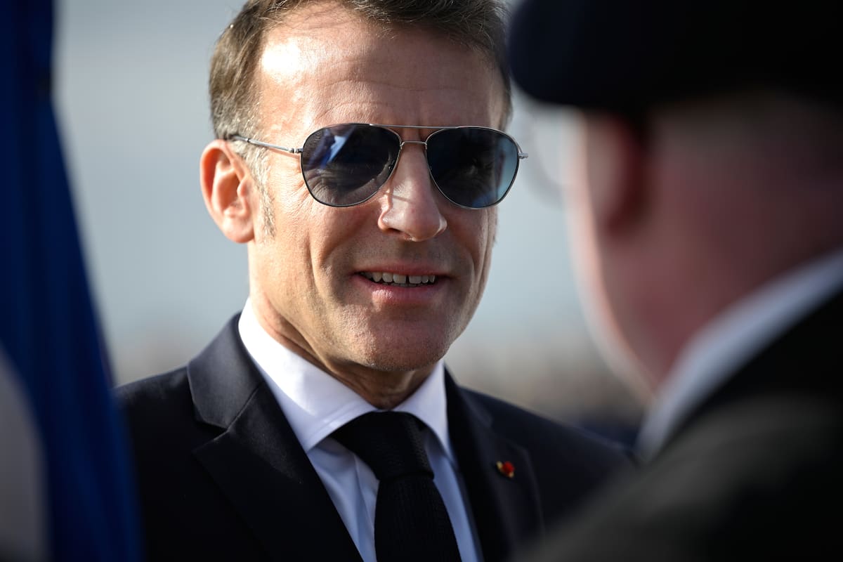 El presidente francés, Emmanuel Macron (C), habla con los abanderados durante una visita a la base aérea de Istres, en Istres, sur de Francia, el 15 de enero de 2026.(Francia) EFE/EPA/PHILIPPE MAGONI / POOL Pool MAXPPP OUT