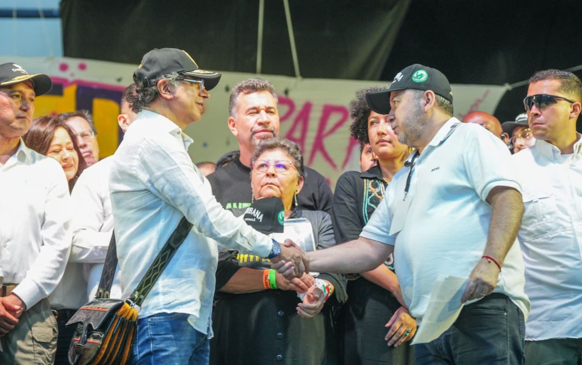 El pacto que encendió Medellín: Petro pone en tarima a jefes criminales en Medellín y desata fuerte polémica