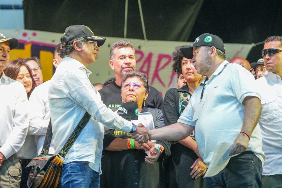 El pacto que encendió Medellín: Petro pone en tarima a jefes criminales en Medellín y desata fuerte polémica