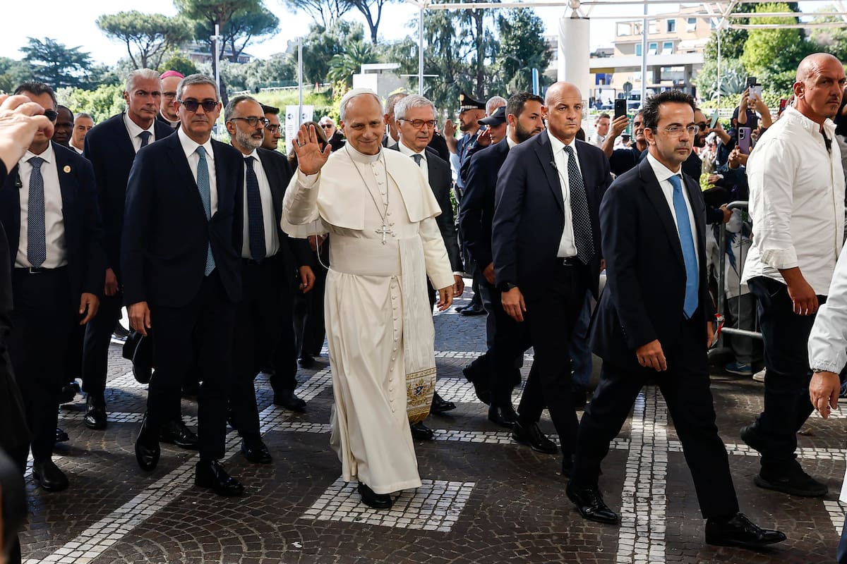 El papa León XIV (c) llega al Hospital Universitario Agostino Gemelli de Roma, Italia, el 13 de octubre de 2026. EFE/EPA/FABIO FRUSTACI