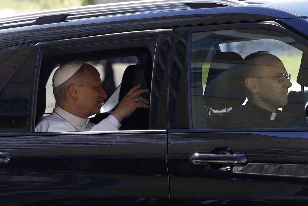 El papa León XIV (i) llega al Hospital Universitario Agostino Gemelli de Roma, Italia, el 13 de octubre de 2026. EFE/EPA/FABIO FRUSTACI