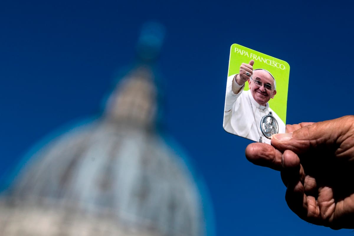 Una persona sostiene una foto del papa Francisco en la Plaza de San Pedro.