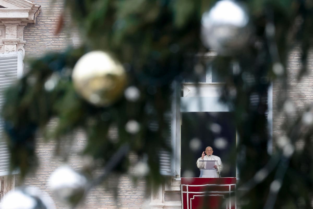 El papa Francisco durante el rezo del ángelus en la plaza de San Pedro.