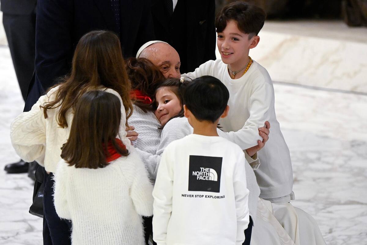 El Papa Francisco abraza a un grupo de niños durante una audiencia con los confirmandos de la Archidiócesis de Bari-Bitonto en el Aula Pablo VI, Ciudad del Vaticano, este sábado.- EFE/VANGUARDIA
