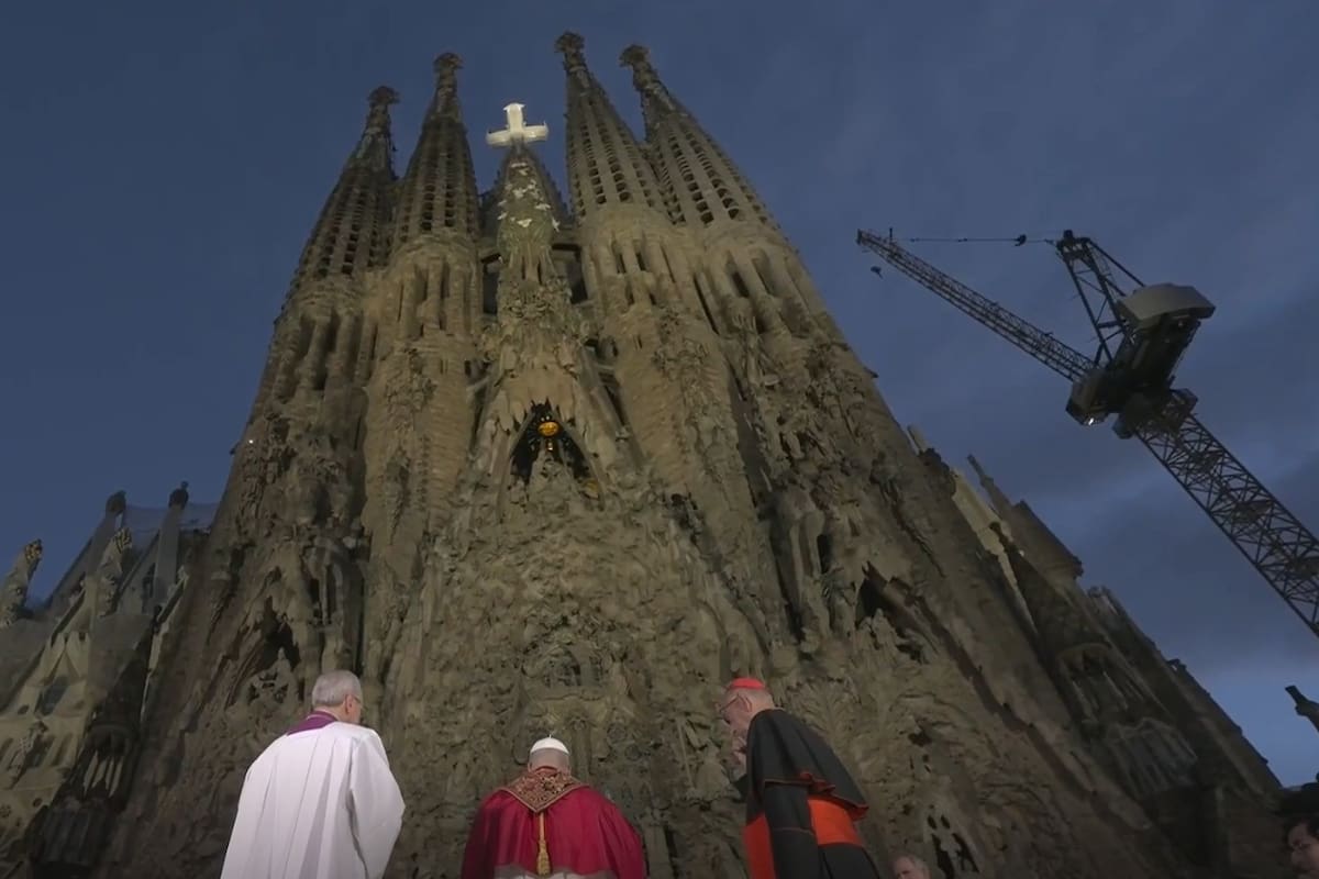 El papa León XIV bendice la Torre de Jesús durante la ceremonia de inauguración realizada en la Basílica de la Sagrada Familia, en Barcelona, coincidiendo con el centenario de la muerte de Antoni Gaudí. Captura de video tomado de// Redes Sociales X