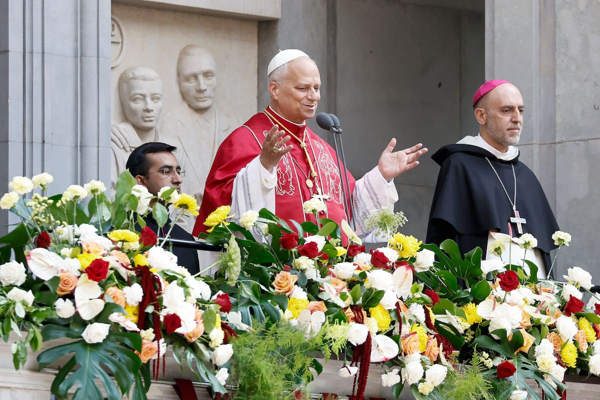 MONISTROL DE MONTSERRAT (BARCELONA), 10/06/2026.- El papa León XIV sale al balcón de la Abadía de Nuestra Señora de Montserrat junto al obispo de Sant Feliu de Llobregat, Xabier Gómez García (d), tras el rosario celebrado este miércoles en Monistrol de Montserrat, Barcelona. EFE/Andreu Dalmau