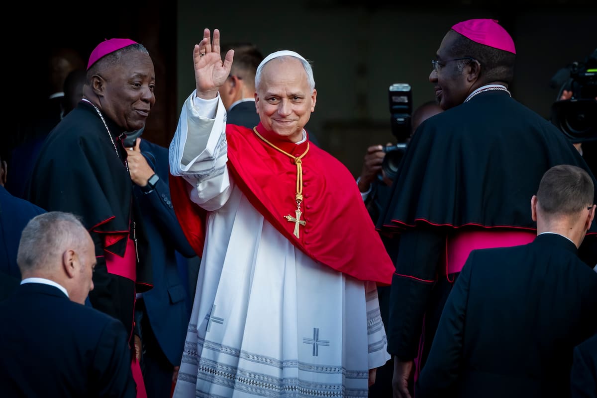 El papa León XIV saluda a los fieles a su llegada a una reunión con miembros del clero en la iglesia de Nossa Senhora de Fatima, en Luanda, Angola.