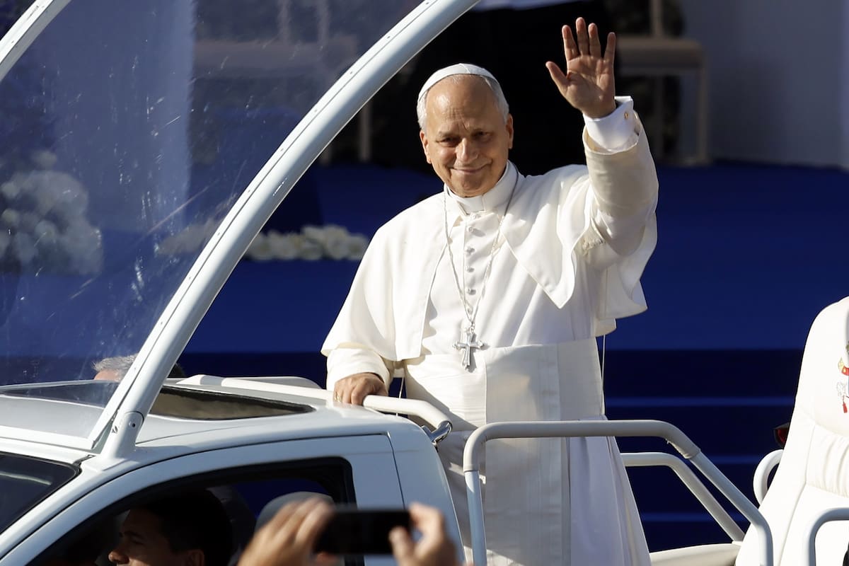 El papa León XIV saluda a los fieles este sábado a su llegada para oficiar una misa en la pradera del Santuario de Nuestra Señora de Lourdes, en la localidad de Lourdes, Francia. El viaje apostólico del Pontífice a Francia se desarrollará del 25 al 28 de septiembre bajo el lema "Para que el mundo tenga vida". (Papa, Francia) EFE/EPA/GUILLAUME HORCAJUELO