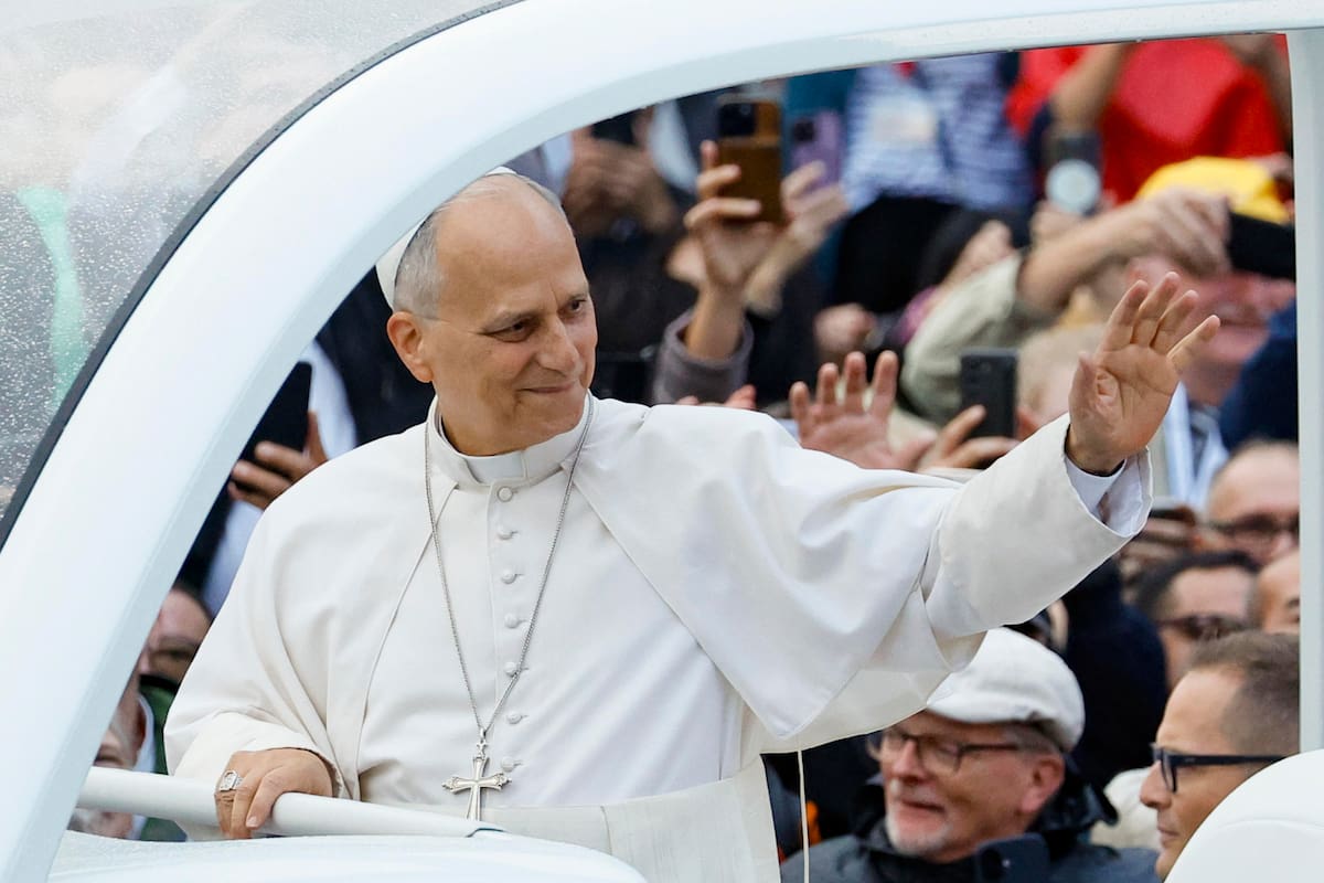 El papa León XIV saluda a los fieles desde el papamóvil este miércoles 21 de octubre durante su audiencia general semanal, en la Ciudad del Vaticano, mientras continúa su recuperación postoperatoria en el Palacio Apostólico tras su cirugía por adenocarcinoma pulmonar el 13 de octubre. EFE/EPA/FABIO FRUSTACI