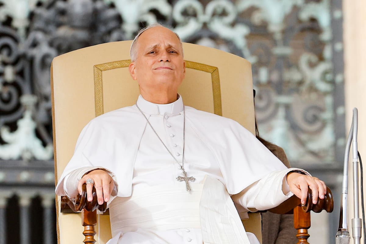 El papa León XIV, este miércoles 21 de octubre durante su audiencia general semanal, en la Ciudad del Vaticano, mientras continúa su recuperación postoperatoria en el Palacio Apostólico tras su cirugía por adenocarcinoma pulmonar el 13 de octubre. EFE/EPA/FABIO FRUSTACI