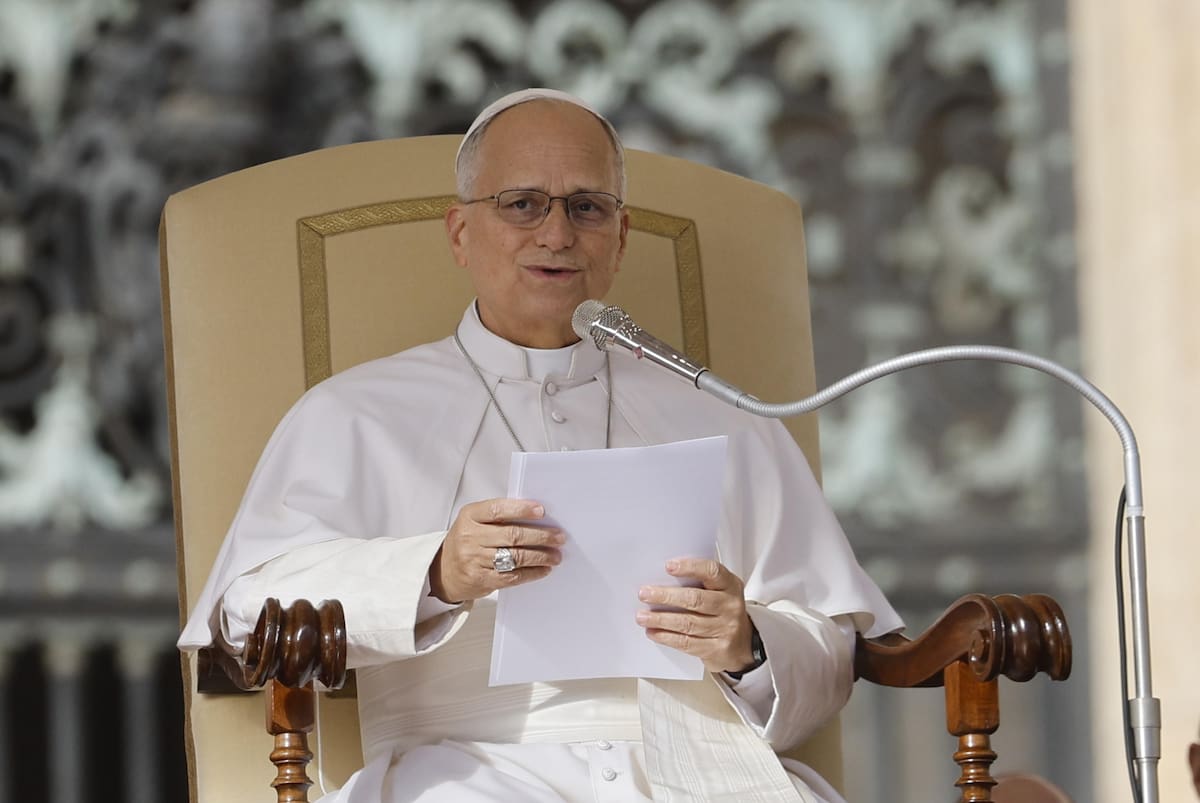 El papa León XIV, este miércoles 21 de octubre durante su audiencia general semanal, en la Ciudad del Vaticano, mientras continúa su recuperación postoperatoria en el Palacio Apostólico tras su cirugía por adenocarcinoma pulmonar el 13 de octubre. EFE/EPA/FABIO FRUSTACI